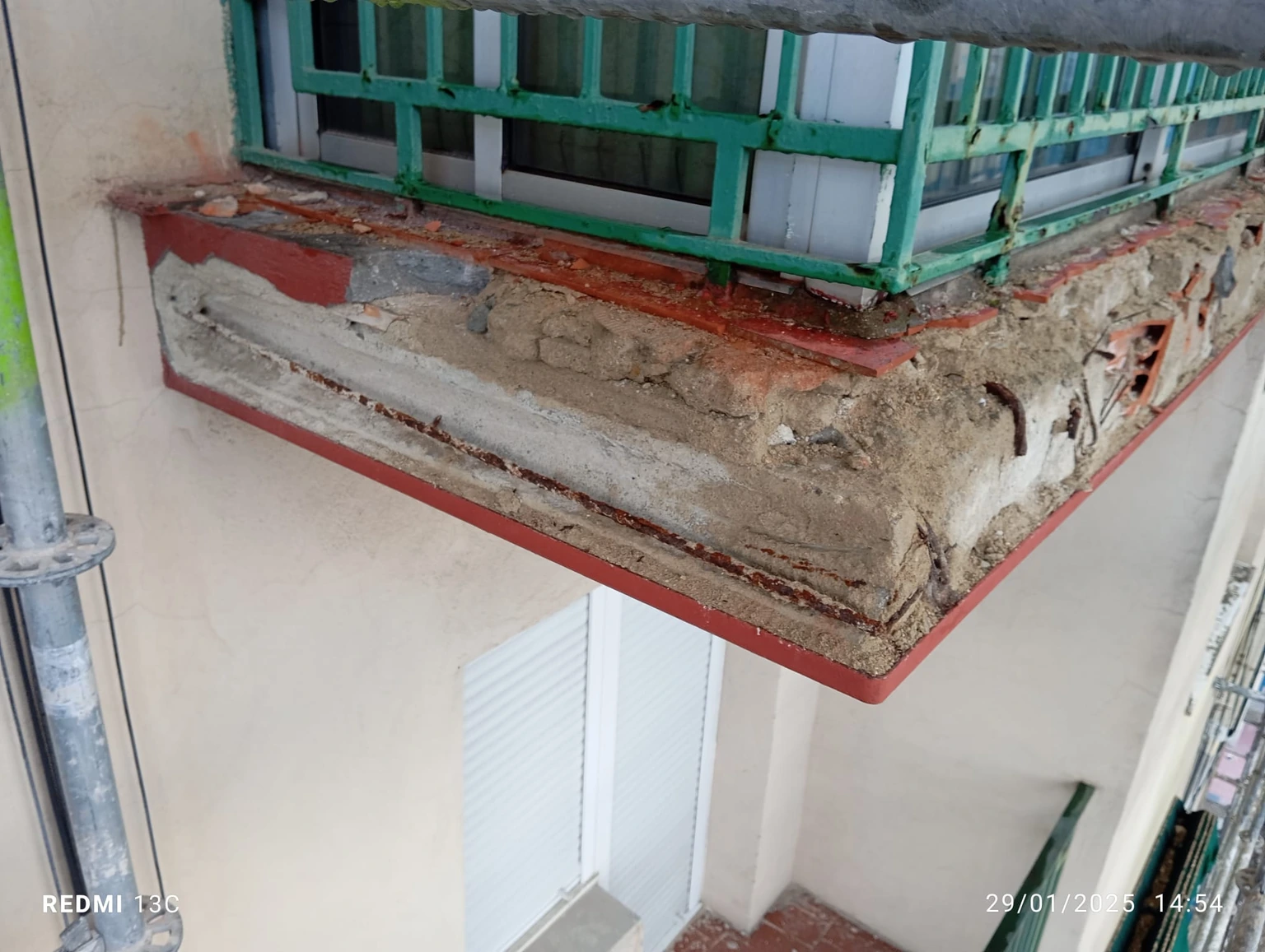 Balcón con el revestimiento abierto durante una reparación