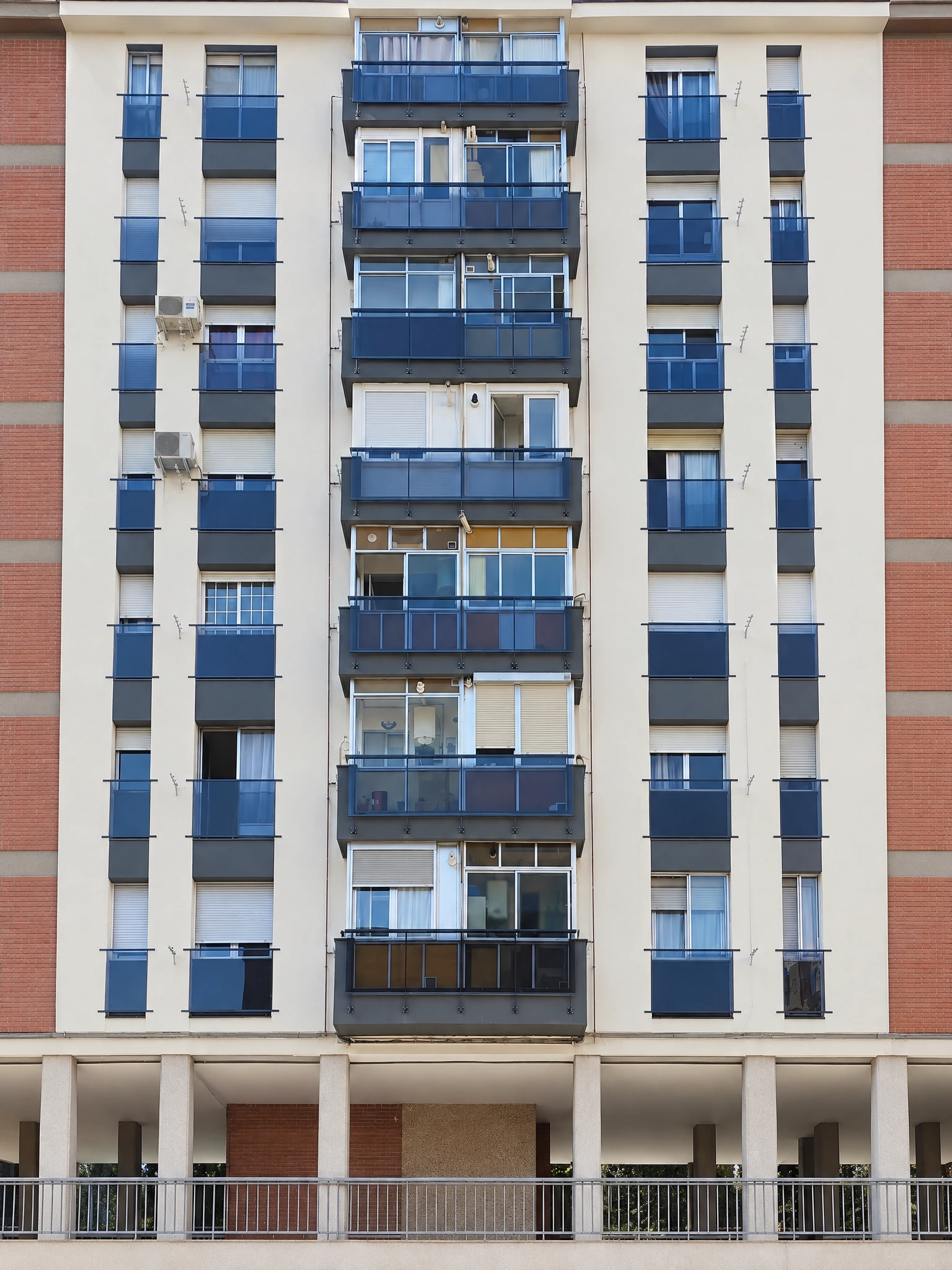 Fachada con balcones azules y acabado claro